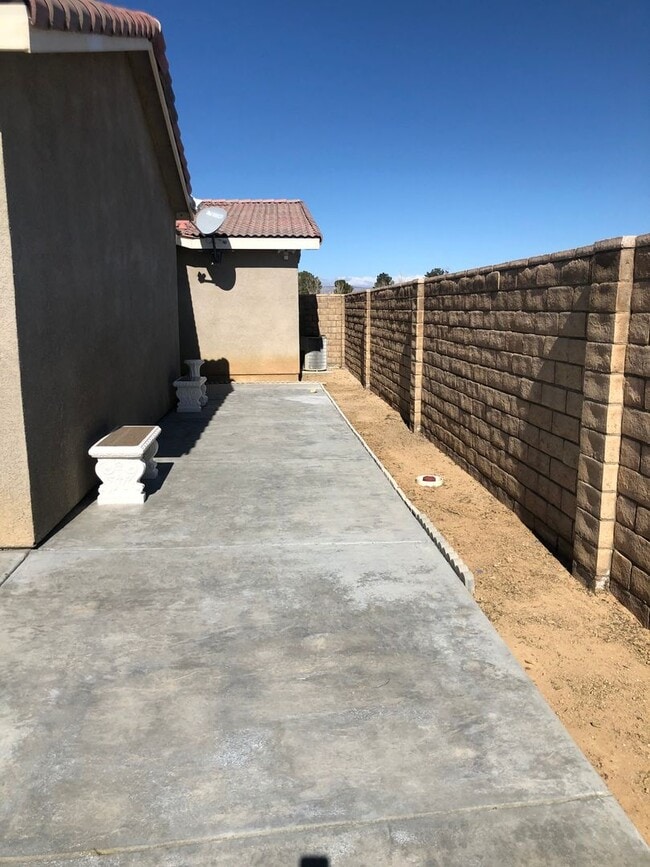 Building Photo - Coming Soon! Recently Remodeled Large Home!