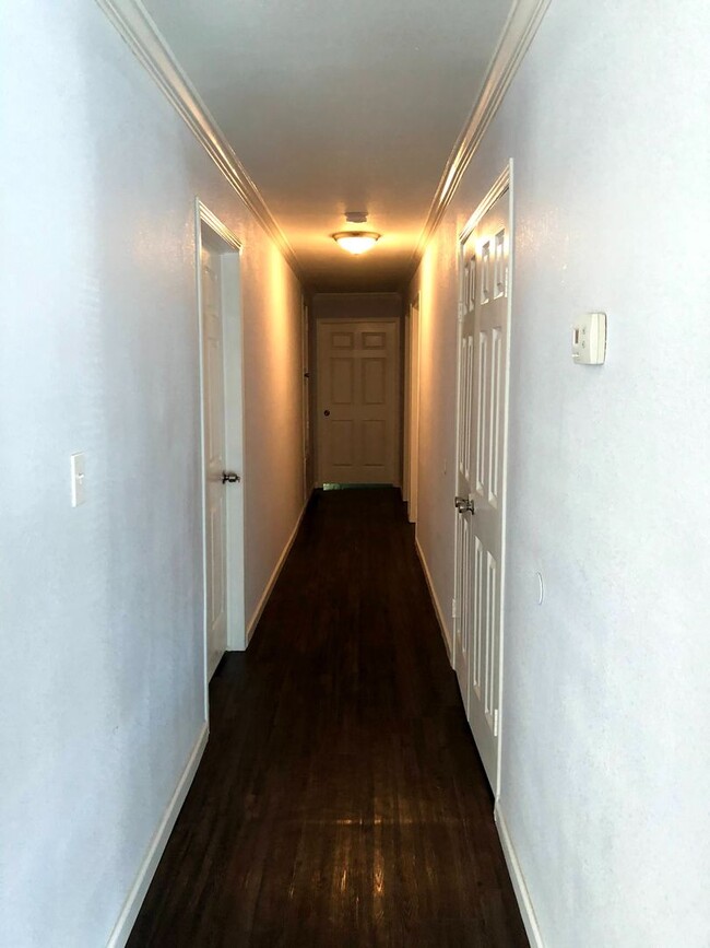 Building Photo - Room For Rent