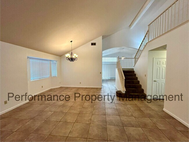 Building Photo - Stunning 4 Bed/3 Bath Home in The Oaks!