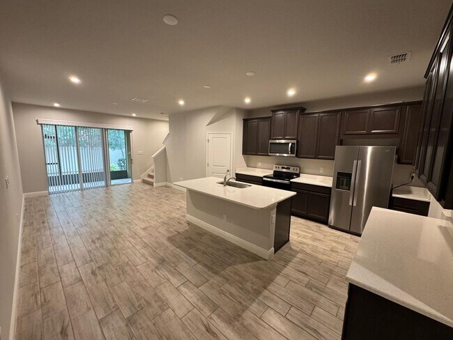 Building Photo - Beautifully maintained 3-bedroom, 2.5-bath townhome