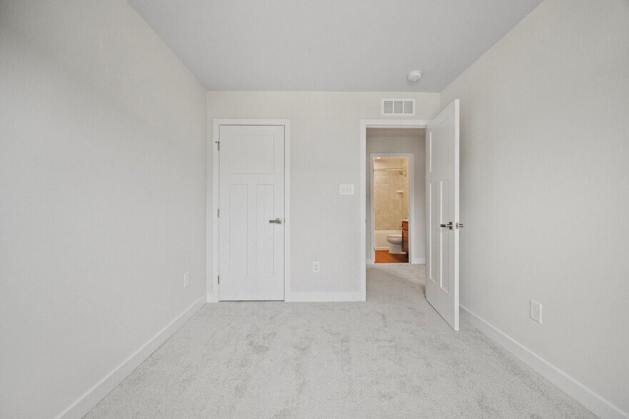 Building Photo - 10916 Genito Sq Dr