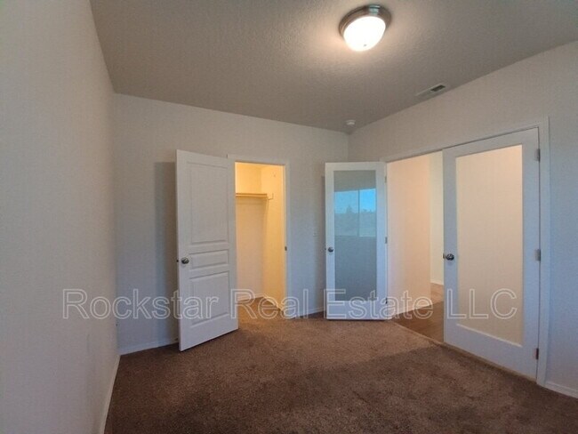 Building Photo - 1315 N Rogue River St