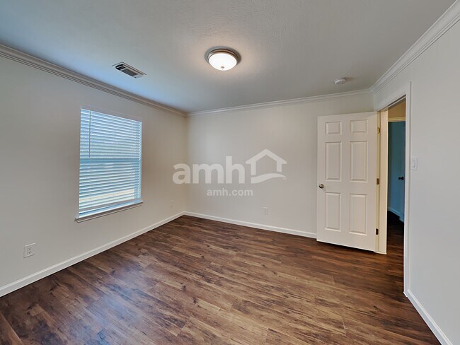 Building Photo - 3347 Bent Spring Ct