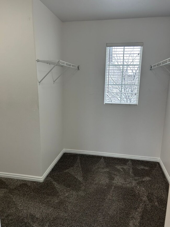 Building Photo - Impressive Remodeled 2 Bed 2 Bath Townhome