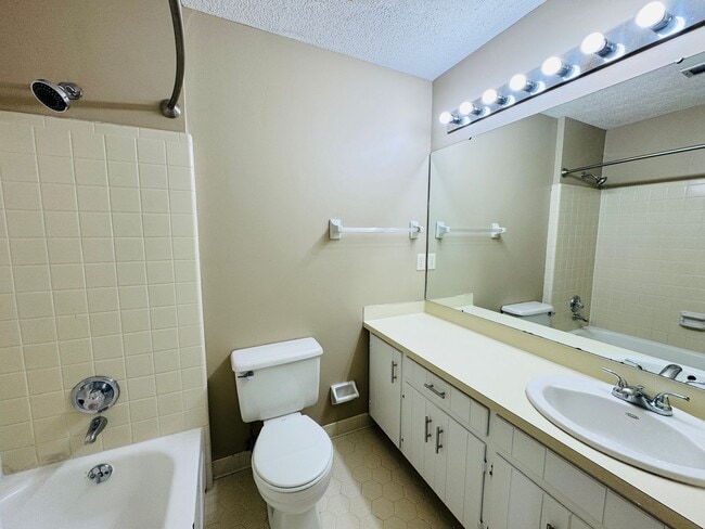 Building Photo - 3- Bedroom Gem !!