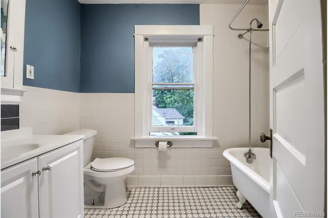 Building Photo - Charming 4 Bed, 2 Bath Town Home in Prime ...