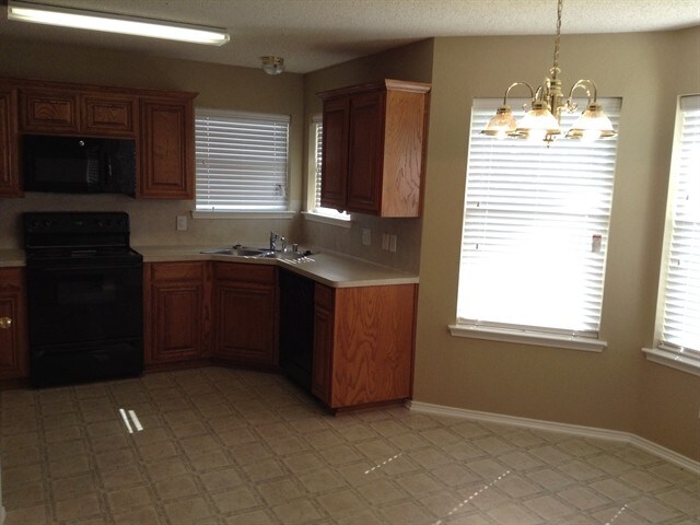 Building Photo - 413 Bretts Way