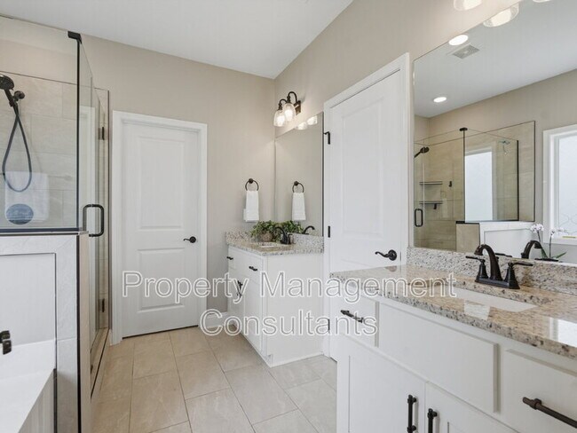 Building Photo - 14735 Commonwealth Dr