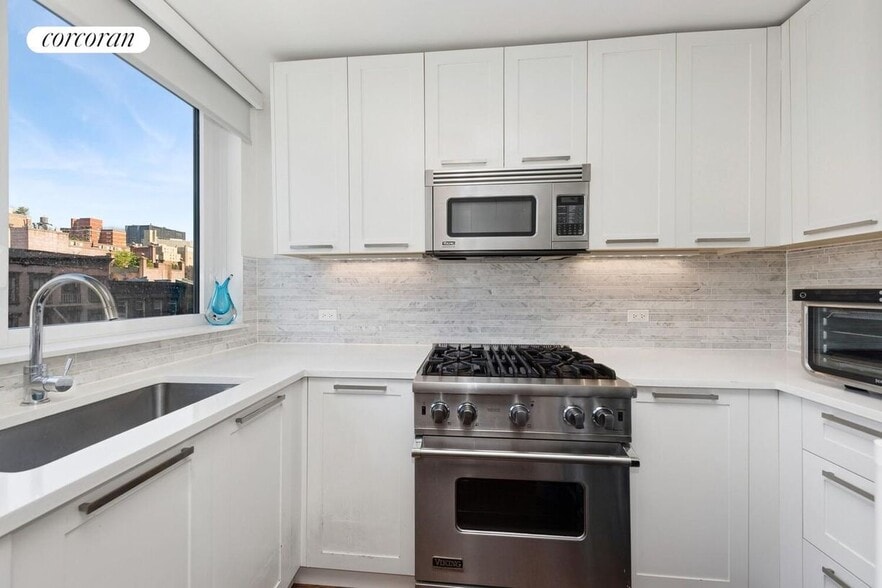 Building Photo - 200 E 94th St