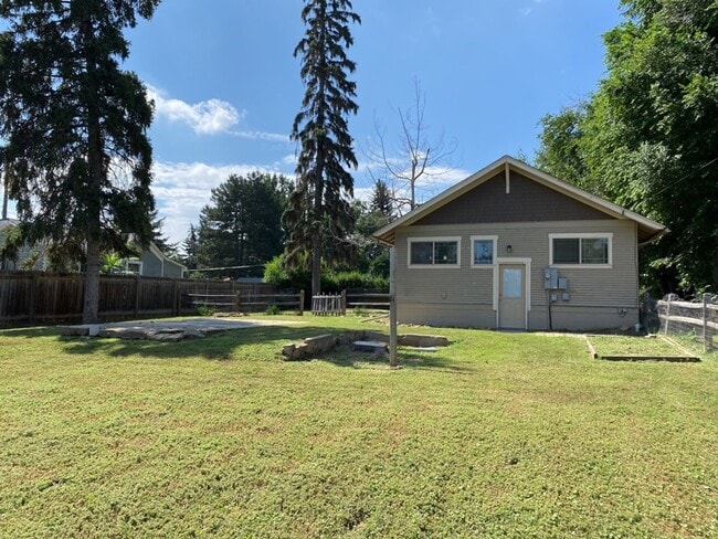 Building Photo - STUDENTS WELCOME! Charming 3 Bed 2 Bath Single Family Home in Old Town