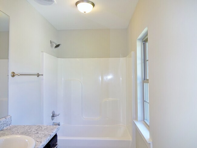 Building Photo - Town Home for Rent in Chelsea.. Available to View with 48 Hour Notice!!!