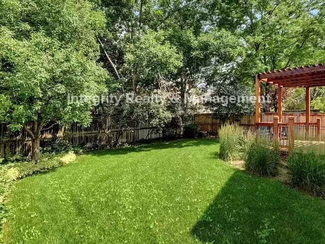 Building Photo - 3 Bed/3 Bath, 2,759 Sqft -9614 Pinebrook S...