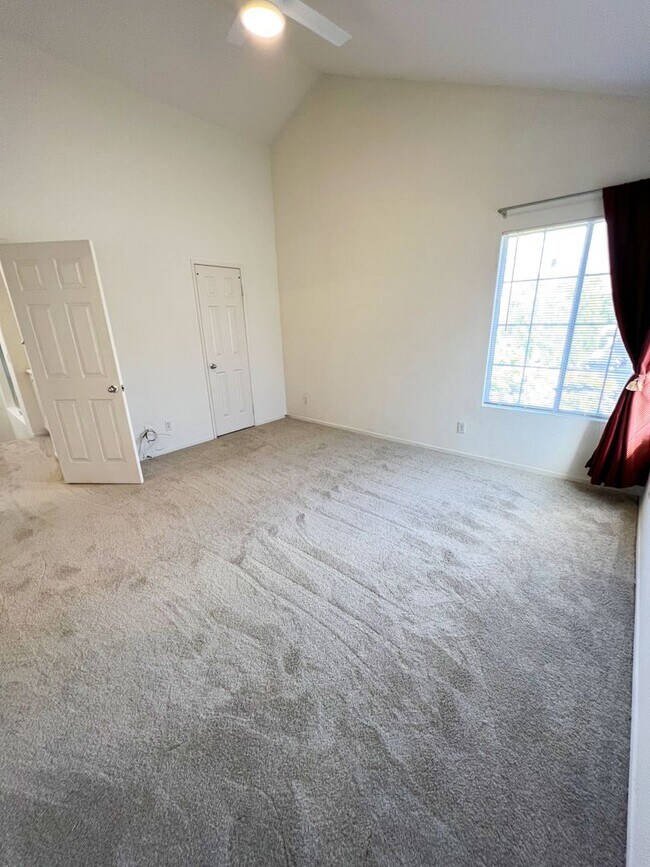 Building Photo - Large Townhome - 3 Bed/ 3 Bath with 2 car garage in Carmel Valley!