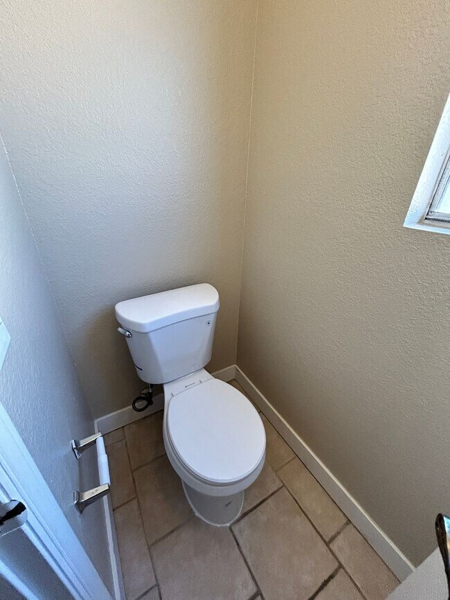 Building Photo - *NEW* Paint *NEW* Flooring *NO* HOA Glenda...