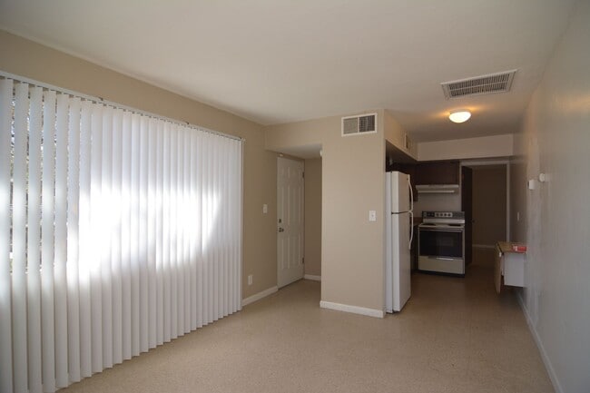 Building Photo - Charming 1 Bedroom 1 Bath Duplex! Great Ce...