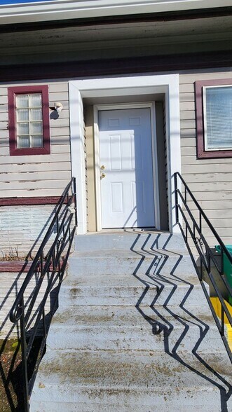 Building Photo - 7937-7937 N Fessenden St