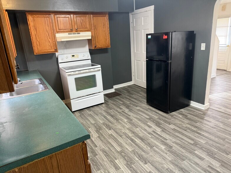 Building Photo - 518 E Vaile Ave