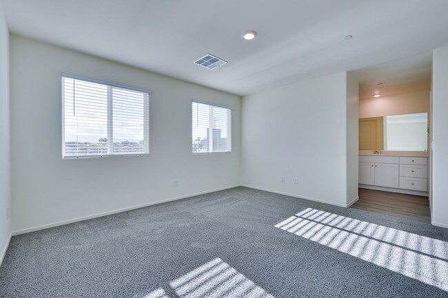 Building Photo - NW 3 Bedroom Townhouse!! Gated Community P...