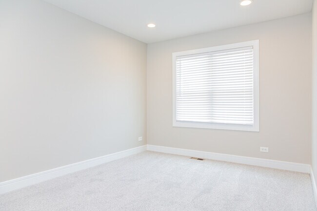 Building Photo - 825 Pheasant Walk Dr