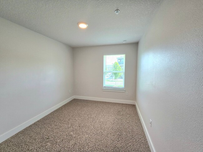 Building Photo - Stunning Townhome - Prime Pensacola Location