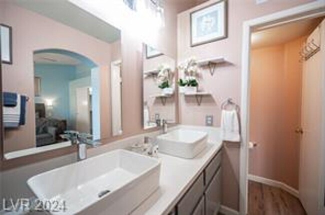 Building Photo - Gorgeous 3 Bedroom Remodeled Near Summerlin