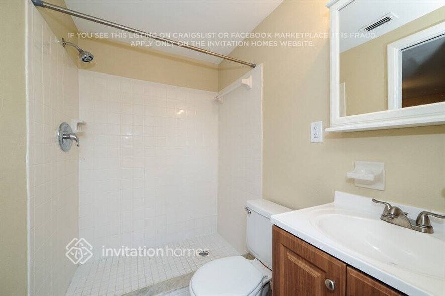 Building Photo - 3041 Holiday Lake Dr