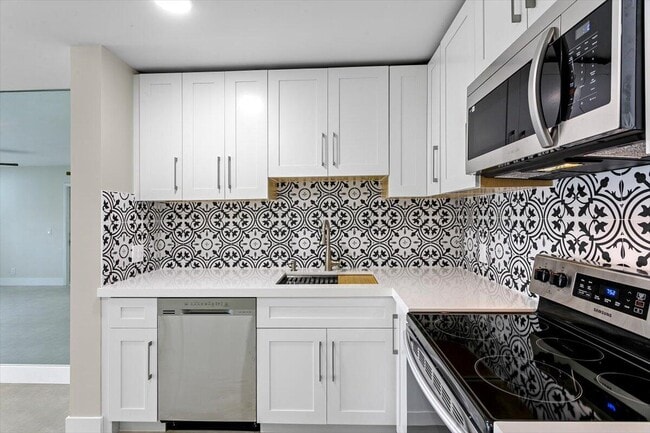 Building Photo - 700 Waterside Dr