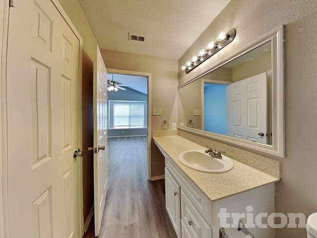 Building Photo - 10218 Basin Field Dr