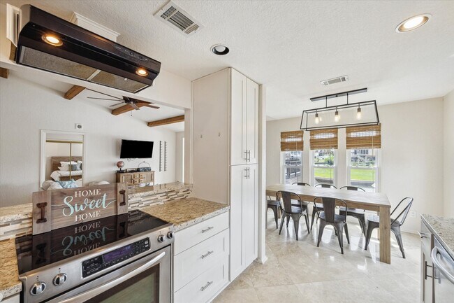 Building Photo - 1423 Mango Dr