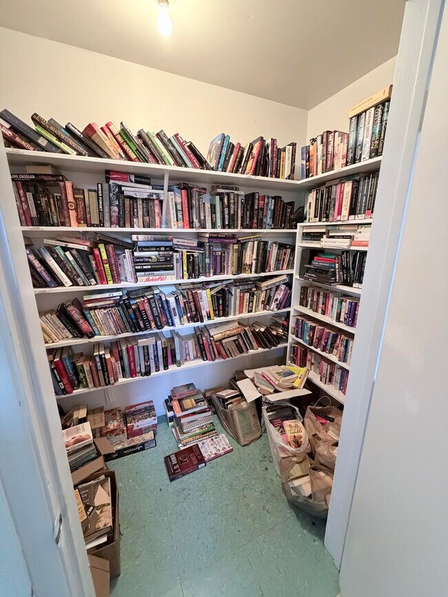 Building Photo - 1000 NE 14th Ave