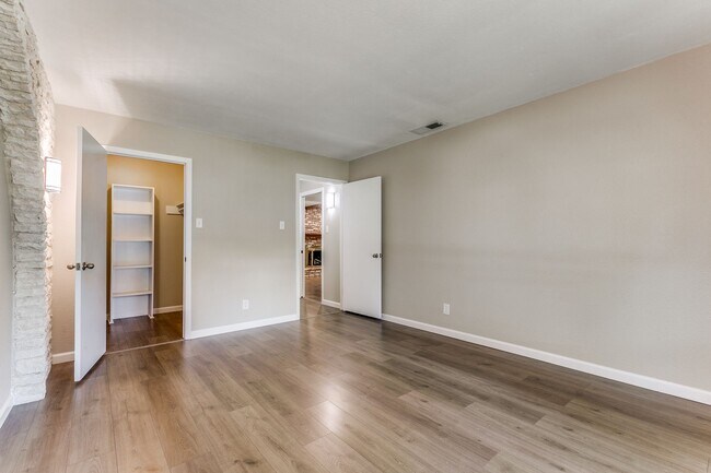 Building Photo - 10215 Charter Ridge
