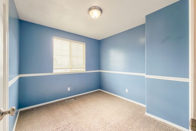 Building Photo - Comfortable 4 bed, 3 bath Family Home With Garage & Pet-Friendly Living! - Available on May 11th!