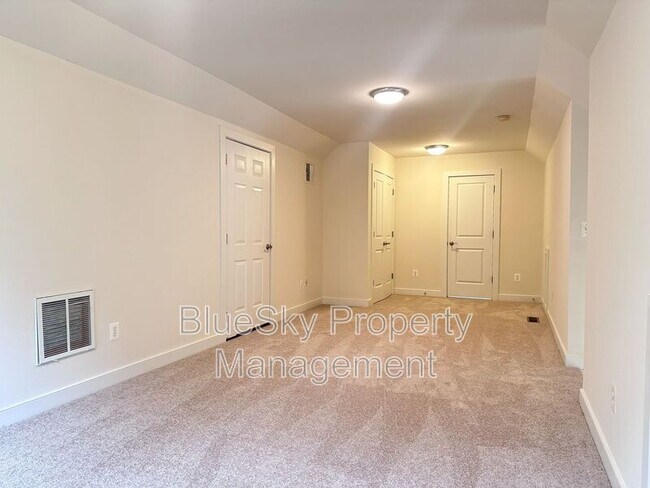Building Photo - 948 Raymond Rd