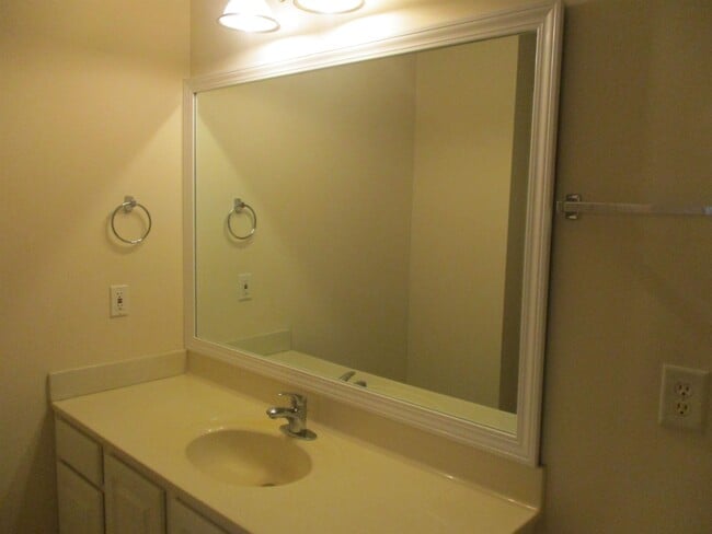 Building Photo - 4845 Meadowsweet Dr