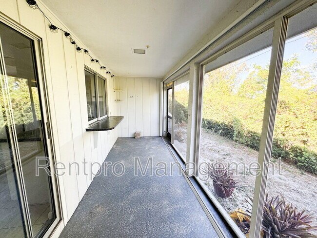 Building Photo - 2417 Magdalina Dr