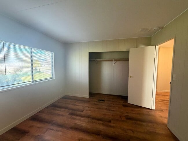 Building Photo - 3 Bedroom, 2.5 Bath - Three Bay garage