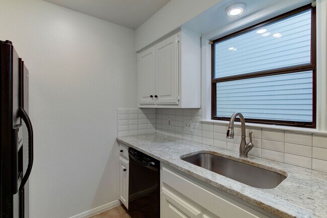Building Photo - Foster Lane Town Homes NM
