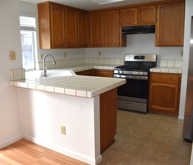 Building Photo - 9435 Soaring Oaks Dr