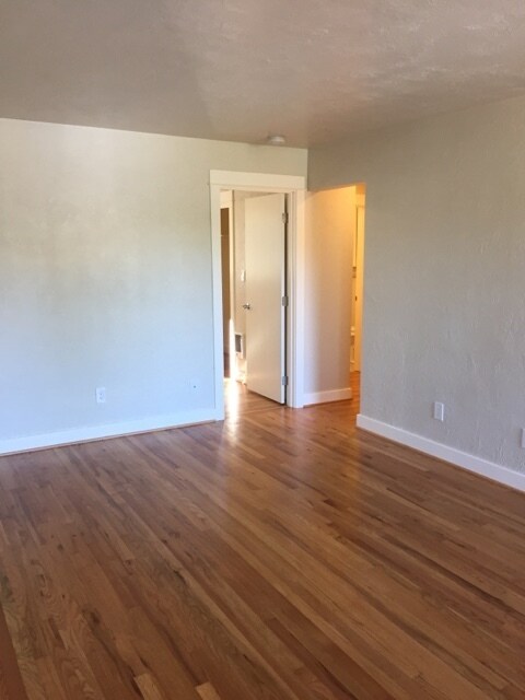 Building Photo - Remodel Hardwood Floors, Quartz, SS Appli,...