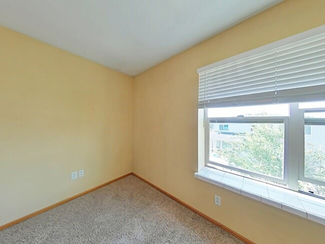 Building Photo - 3 Bedroom House ~ Close to Campus