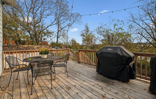 Building Photo - "Experience Nashville Charm: Spacious 3-Bed, 3.5-Bath Retreat on Byrum Avenue!" Fenced Back Yard!
