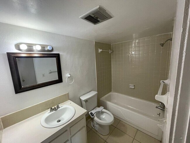 Building Photo - NICE UNIT FOR RENT!!! 1/1 EXCELLENT LOCATION!!