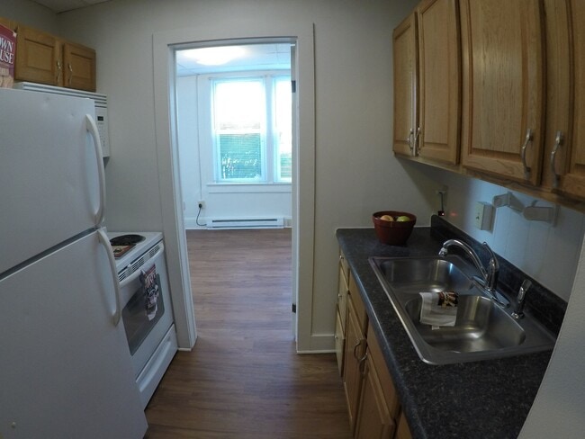 Building Photo - 3001 Kossuth St