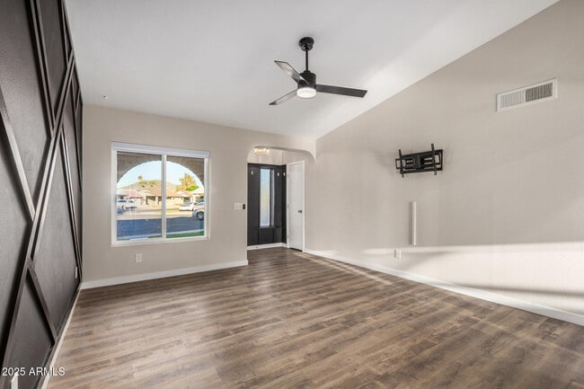 Building Photo - 421 E Wickieup Ln