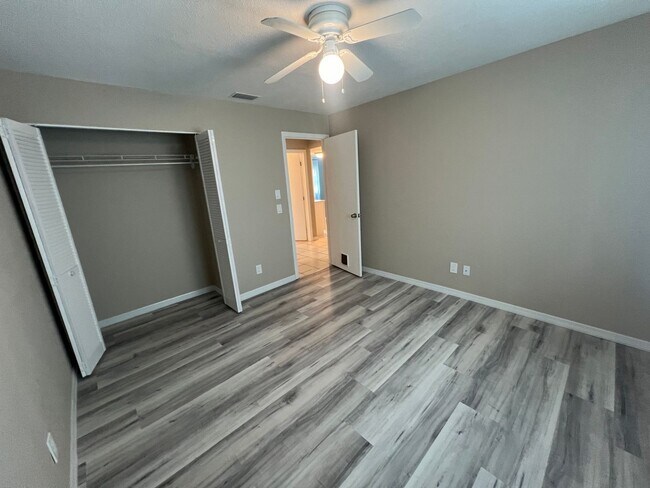 Building Photo - Annual ** Newly Renovated ** 3 Bedroom / 2...