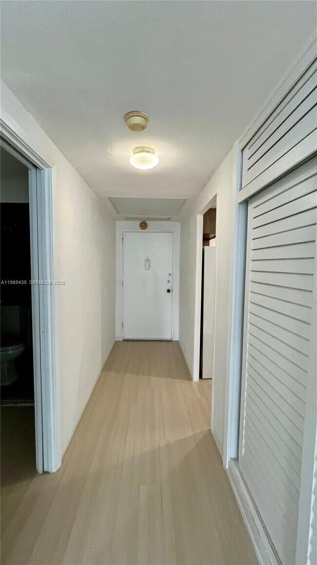 Building Photo - 1408 Brickell Bay Dr