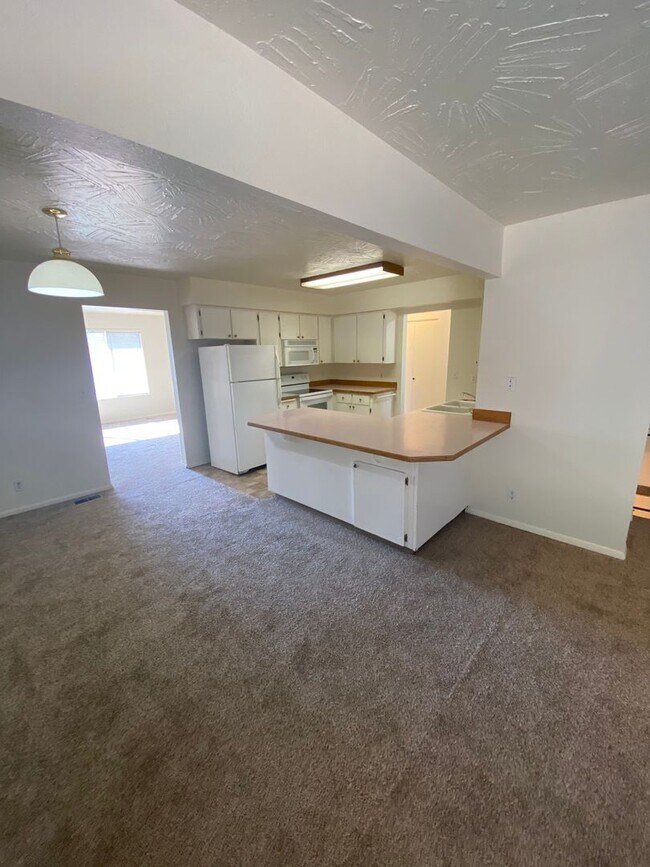 Building Photo - SINGLE FAMILY HOME ON HILLCREST (APP#72)