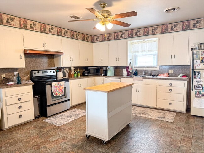 Building Photo - Easy access to 19th Street and Loop 289