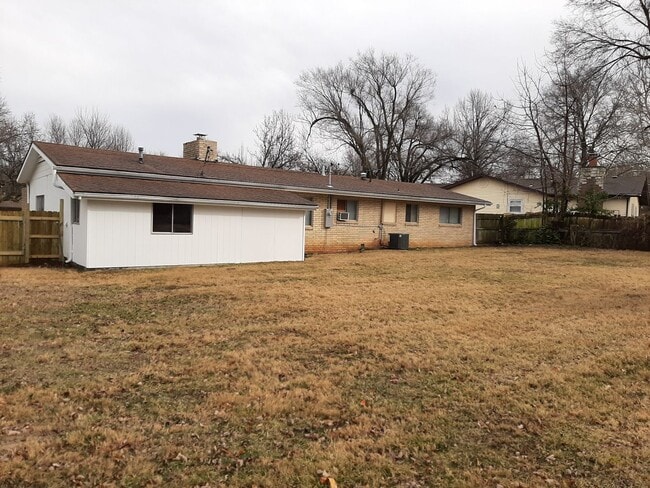 Building Photo - Totally Updated! New kitchen! 2 Living Areas! Kickapoo School District! $1,295