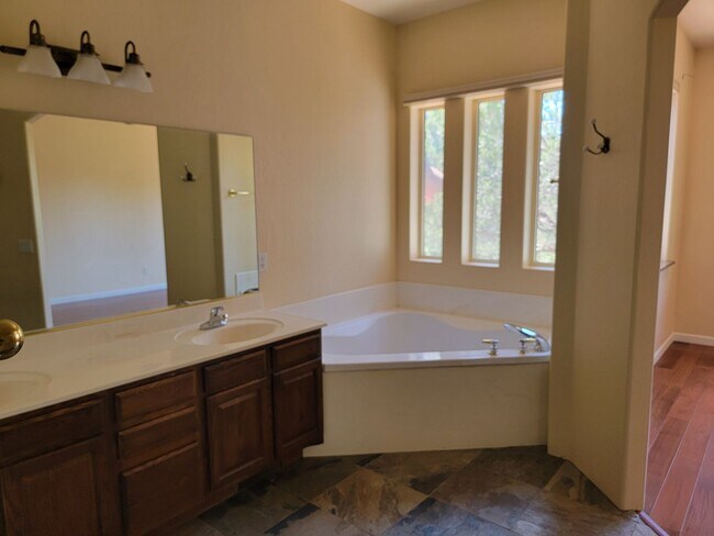 Building Photo - 255 Canyon Dr